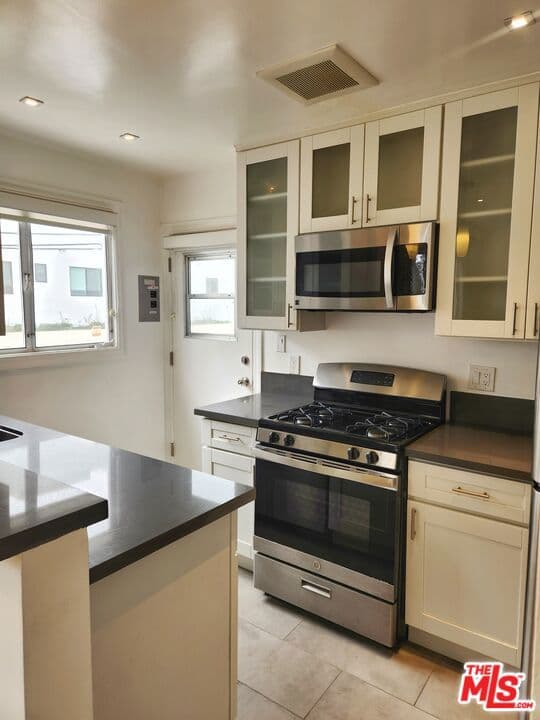 Condominium for rent at 136 San Vicente Blvd A, Santa Monica, CA featuring 1 bed and 1 bath