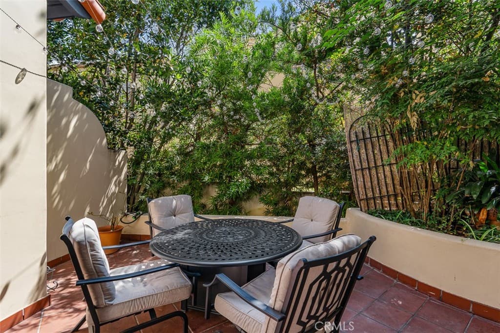 Townhouse for rent at 2753 Piedmont 6, Glendale, CA featuring 2 beds and 3 baths