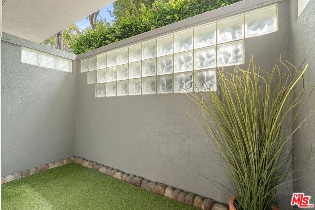 Condominium for rent at 2921 10th Street 3, Santa Monica, CA featuring 2 beds and 2 baths