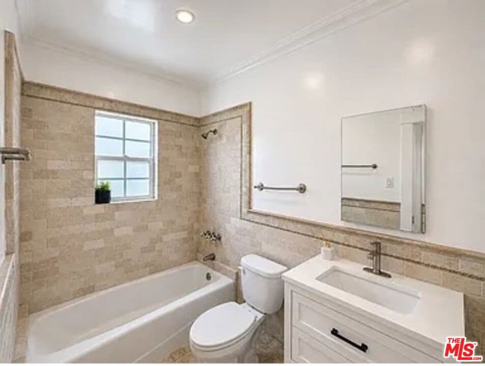 Condominium for rent at 1118 10th Street 6, Santa Monica, CA featuring 1 bed and 1 bath