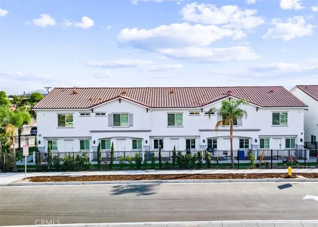 13665 Arrow Boulevard 6, Fontana, CA — listing photo 1