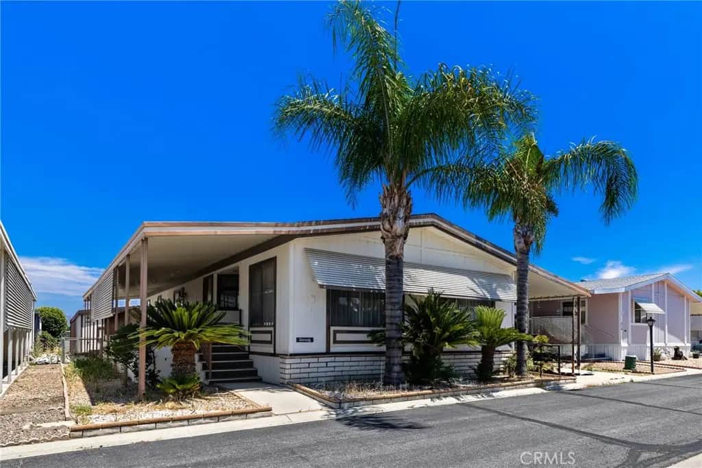 1300 W Menlo Avenue 215, Hemet, CA — listing photo 1