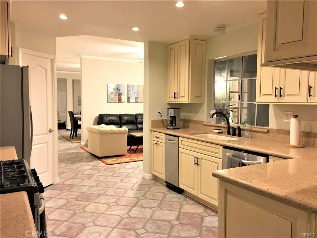 735 Alabama Street, Huntington Beach, CA — listing photo 1