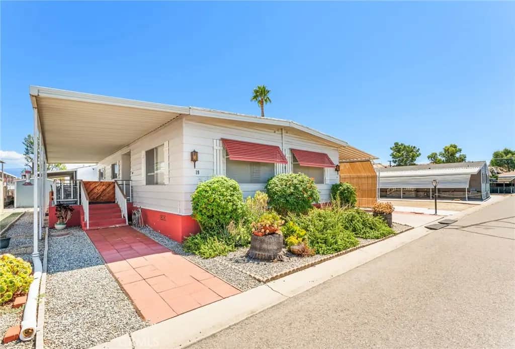 5001 W Florida Avenue 19, Hemet, CA — listing photo 1