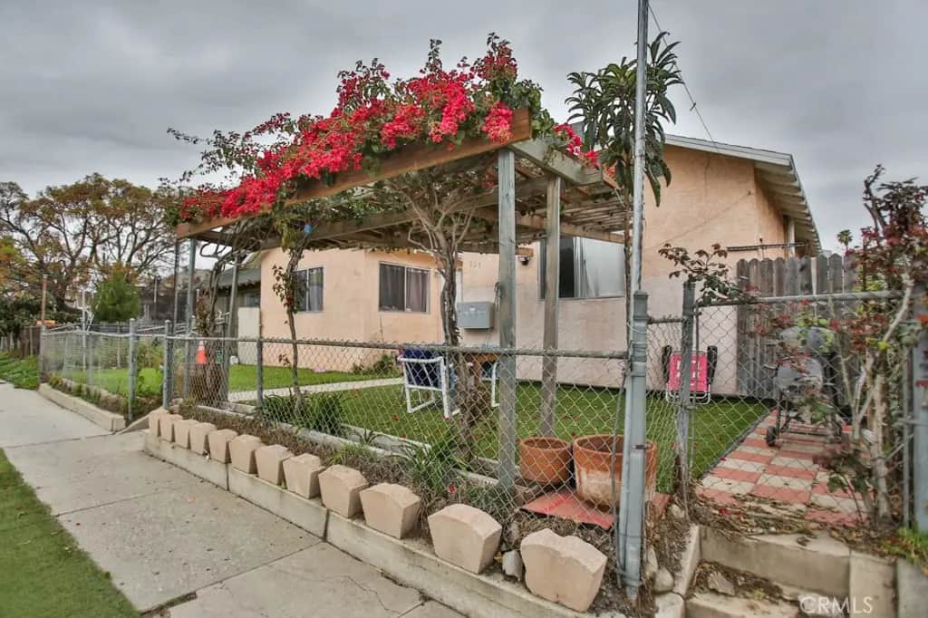 823 W 81st Street, Los Angeles, CA — listing photo 1