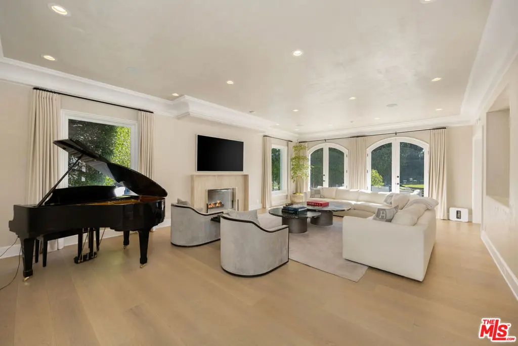 1424 N Doheny Drive, Los Angeles, CA — listing photo 1