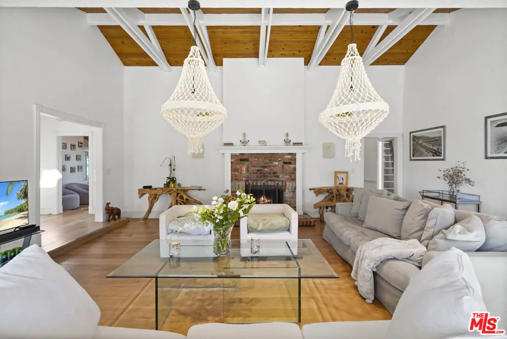 6052 Merritt Drive, Malibu, CA — listing photo 1