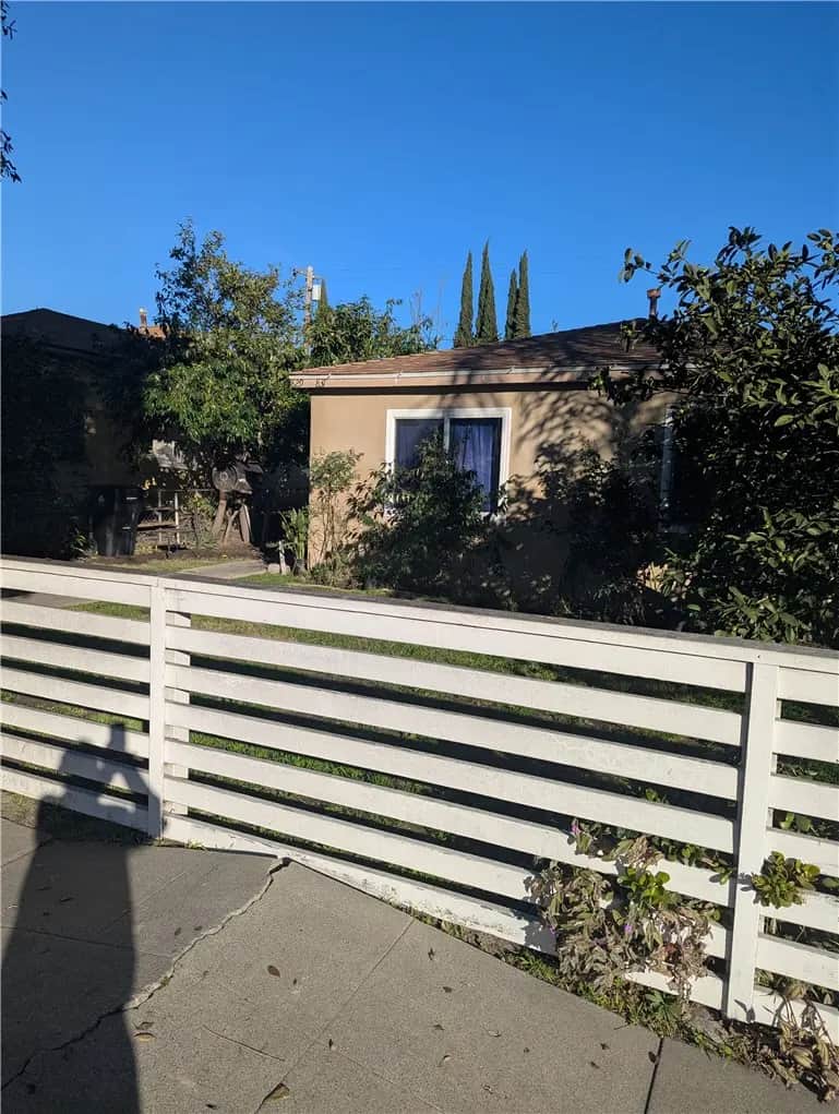 829 E Century, Los Angeles, CA — listing photo 1