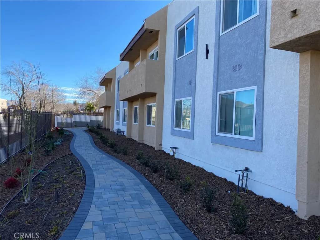 454 E Avenue Q3 8, Palmdale, CA — listing photo 1