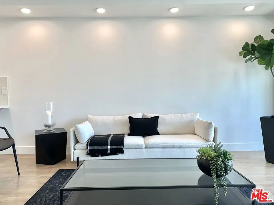 999 N DOHENY Drive 904, West Hollywood, CA — listing photo 1