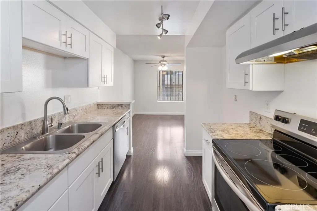 433 S Manhattan 209, Los Angeles, CA — listing photo 1