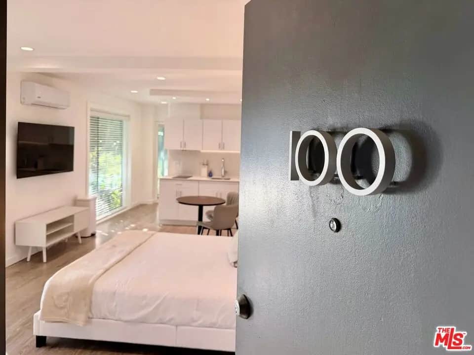 5805 W 8th Street 100, Los Angeles, CA — listing photo 1