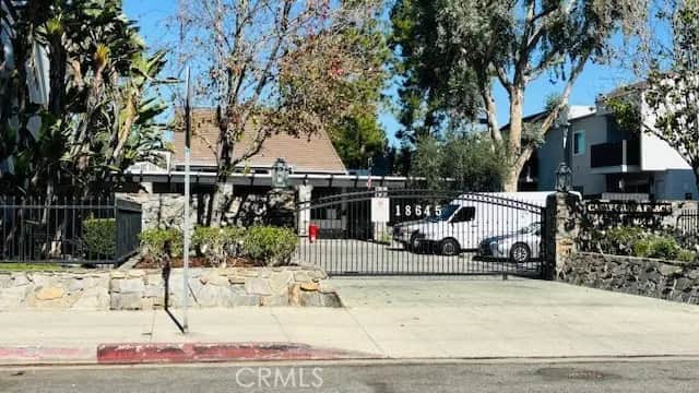 18645 Hatteras 102, Tarzana, CA — listing photo 1