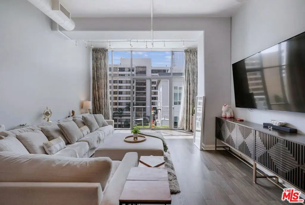 645 W 9th Street 740, Los Angeles, CA — listing photo 1