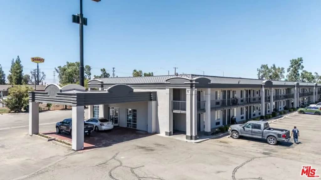 2700 White Lane, Bakersfield, CA — listing photo 1