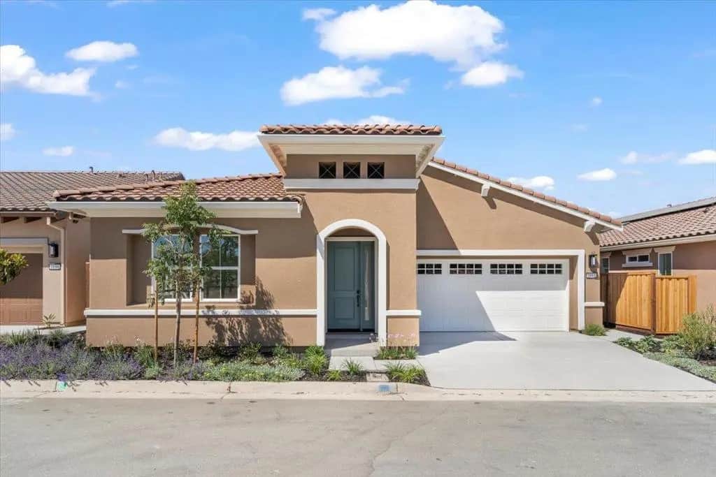 2112 Red Oak Drive, Hollister, CA — listing photo 1