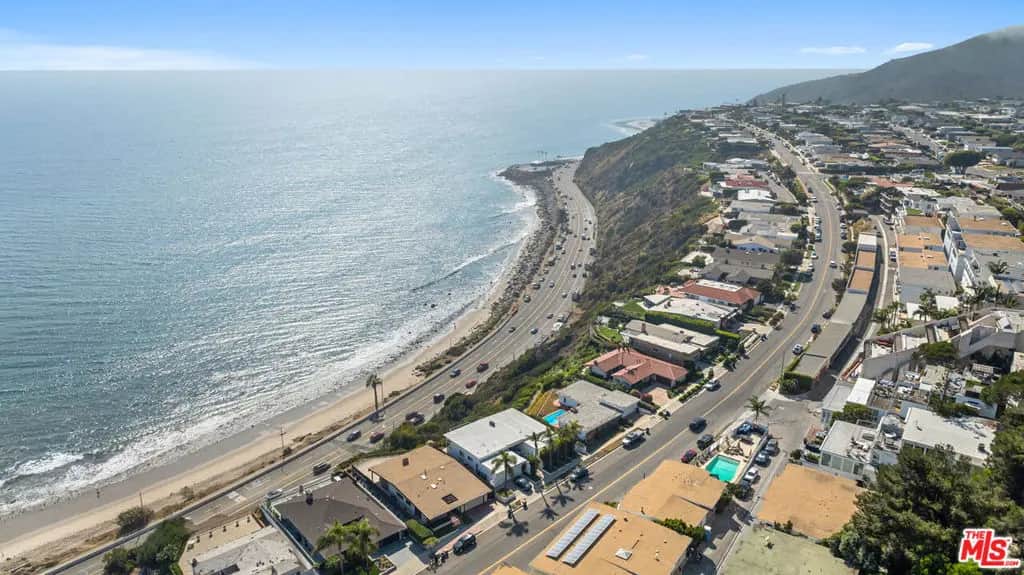 18111 Coastline Drive 1, Malibu, CA — listing photo 1