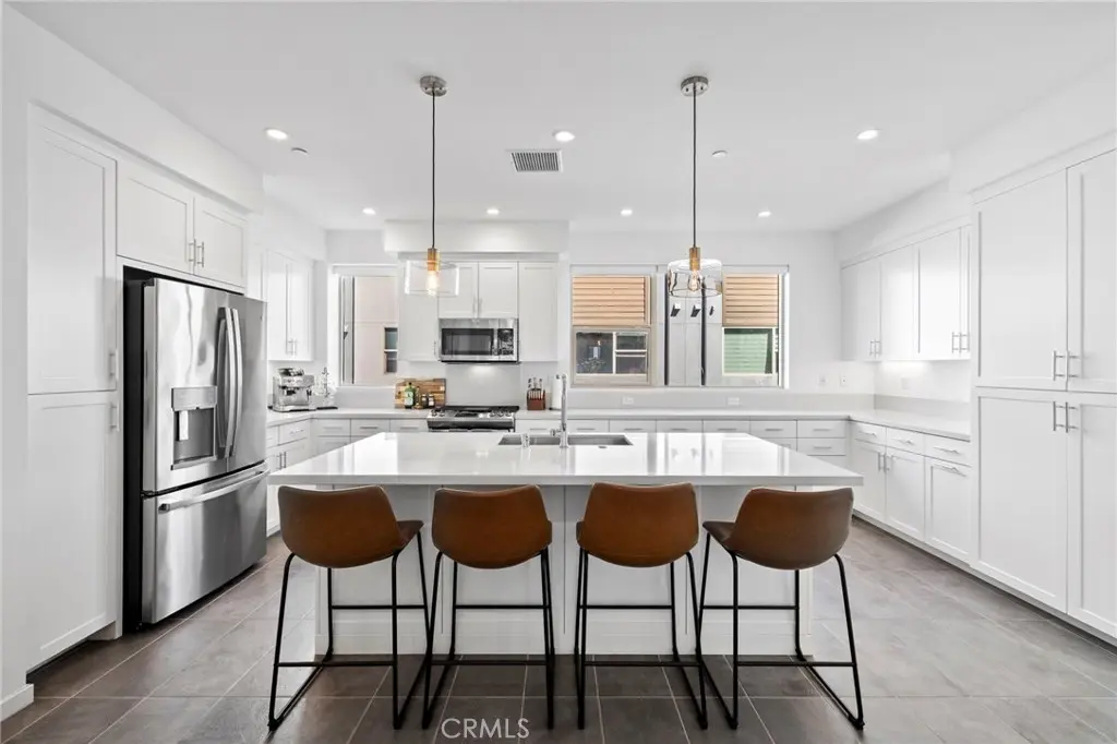 162 Placemark, Irvine, CA — listing photo 1