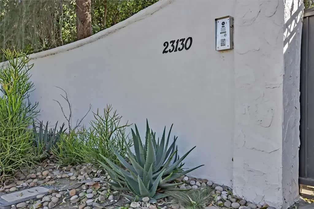 23130 Oxnard Street, Woodland Hills, CA — listing photo 1