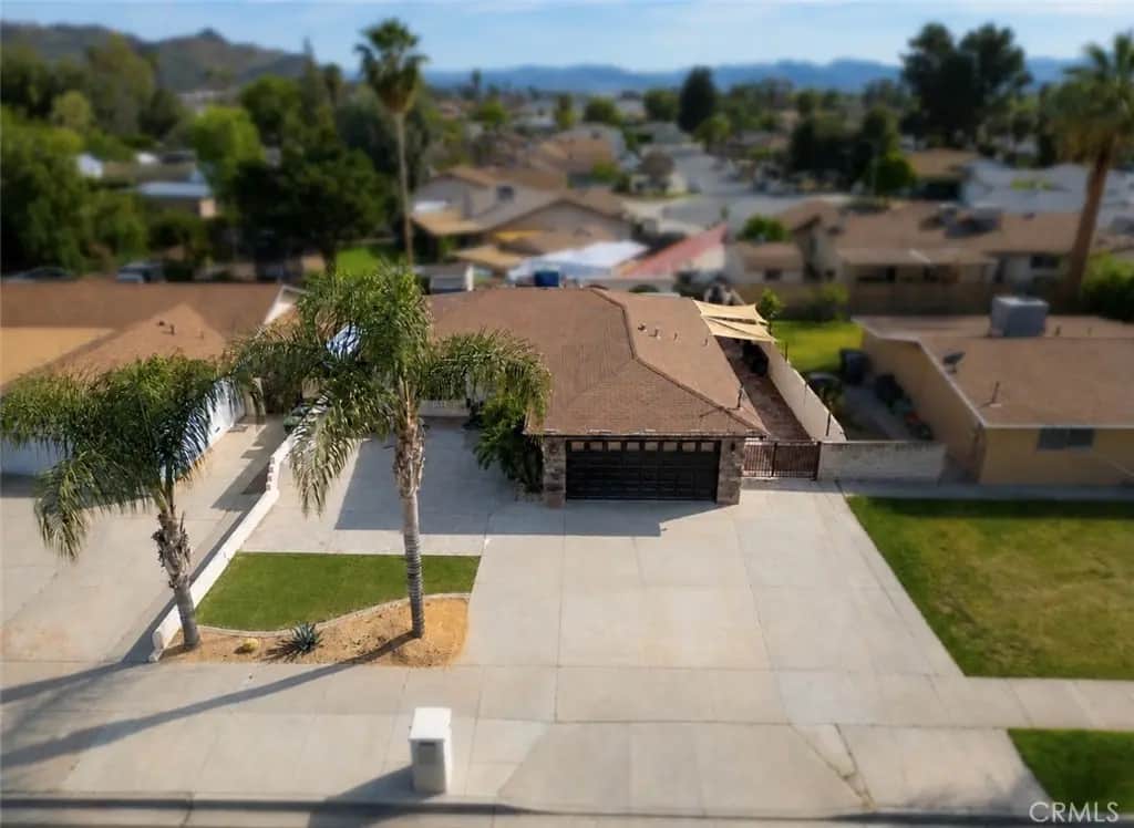 221 W Whittier Avenue, Hemet, CA — listing photo 1