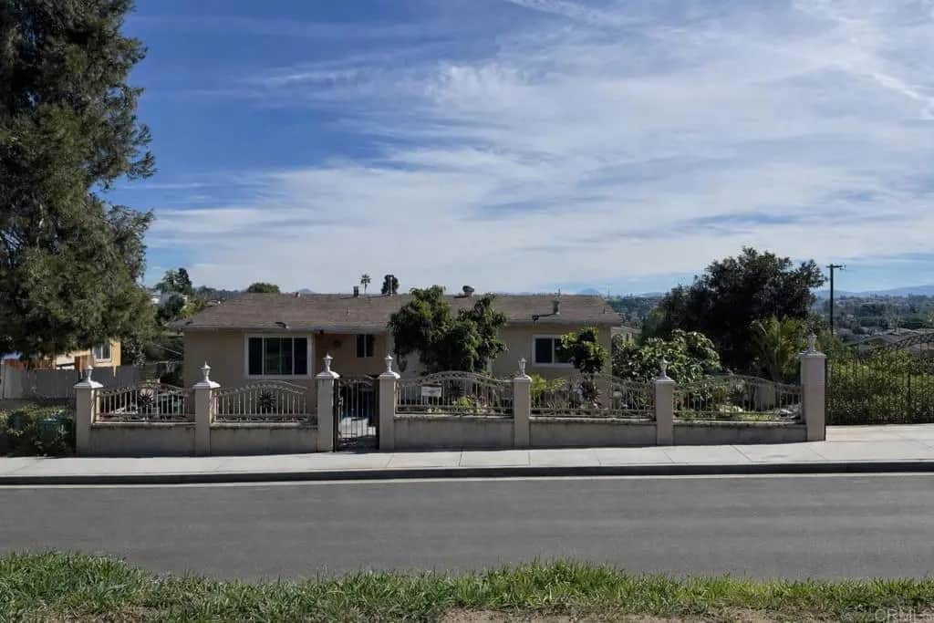 3041 Menlo Avenue, San Diego, CA — listing photo 1