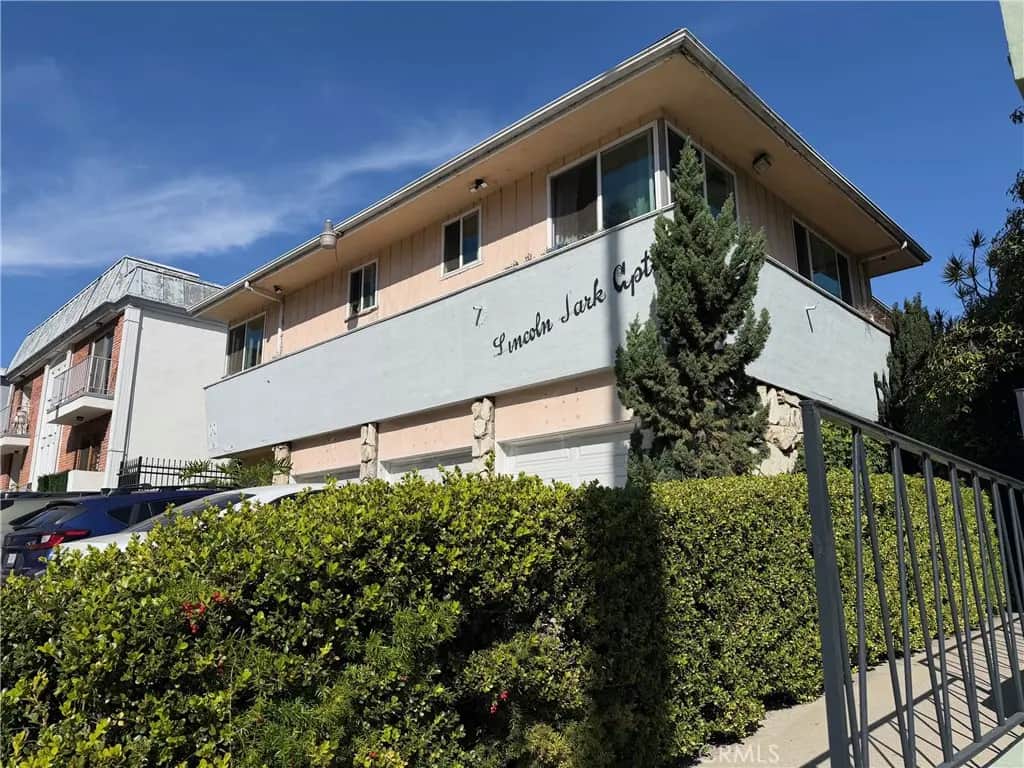 1129 Lincoln Boulevard, Santa Monica, CA — listing photo 1