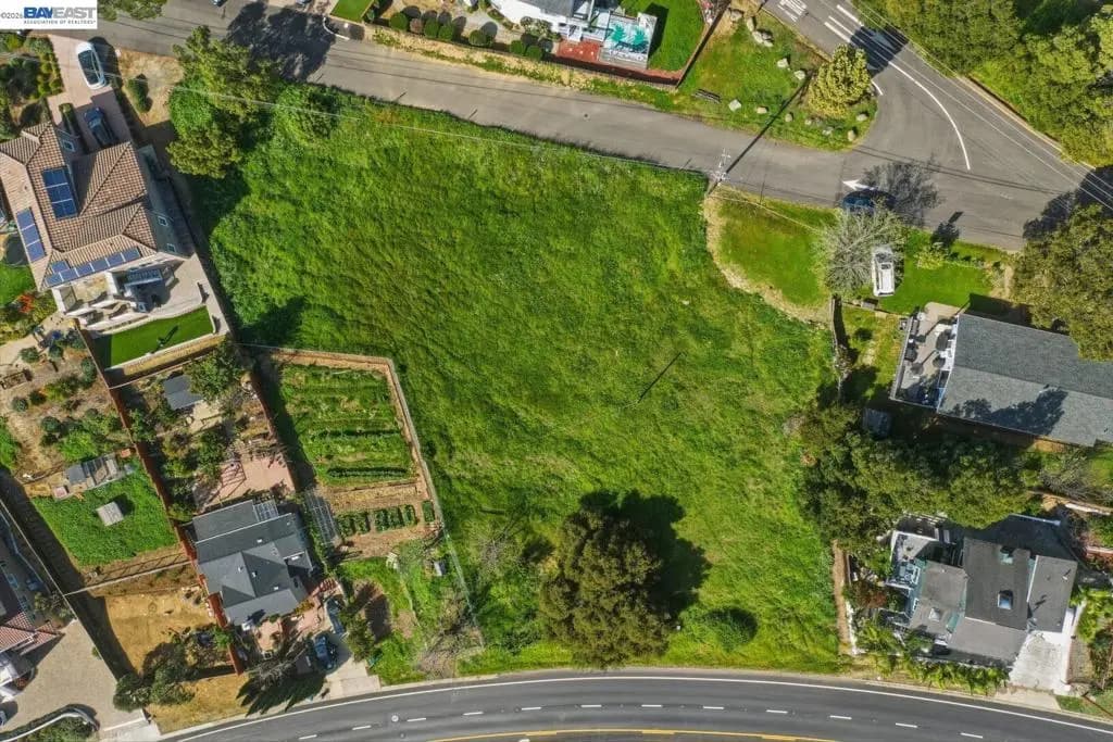 27188 Hayward Blvd, Hayward, CA — listing photo 1