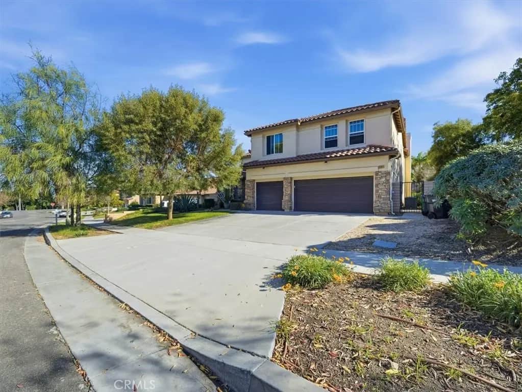 2947 Gilbert Avenue, Corona, CA — listing photo 1