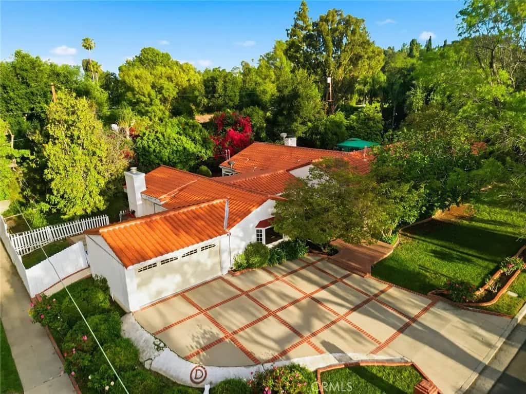 5220 Collier Place, Woodland Hills, CA — listing photo 1