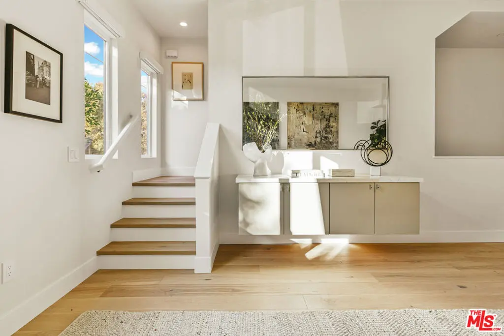 3222 S Barrington Avenue, Los Angeles, CA — listing photo 1