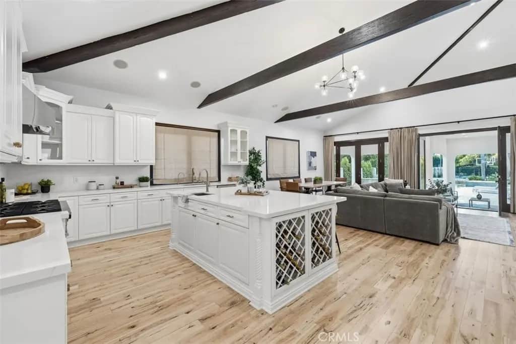 22953 Oxnard Street, Woodland Hills, CA — listing photo 1