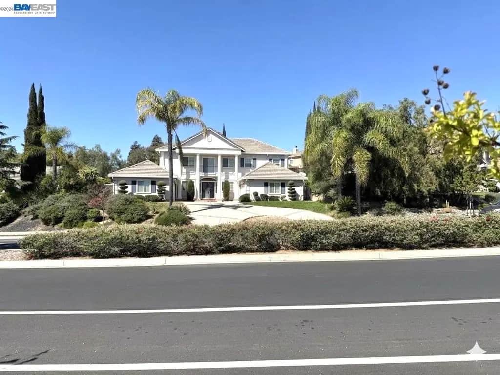 47 E Country Club Dr, Brentwood, CA — listing photo 1