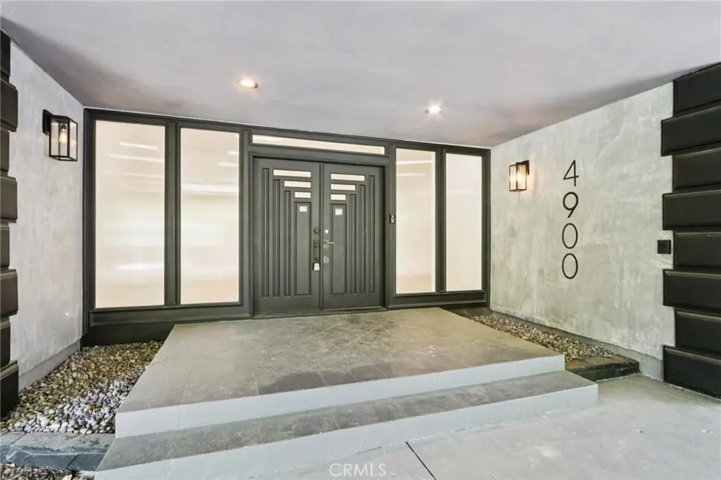4900 Queen Victoria, Woodland Hills, CA — listing photo 1