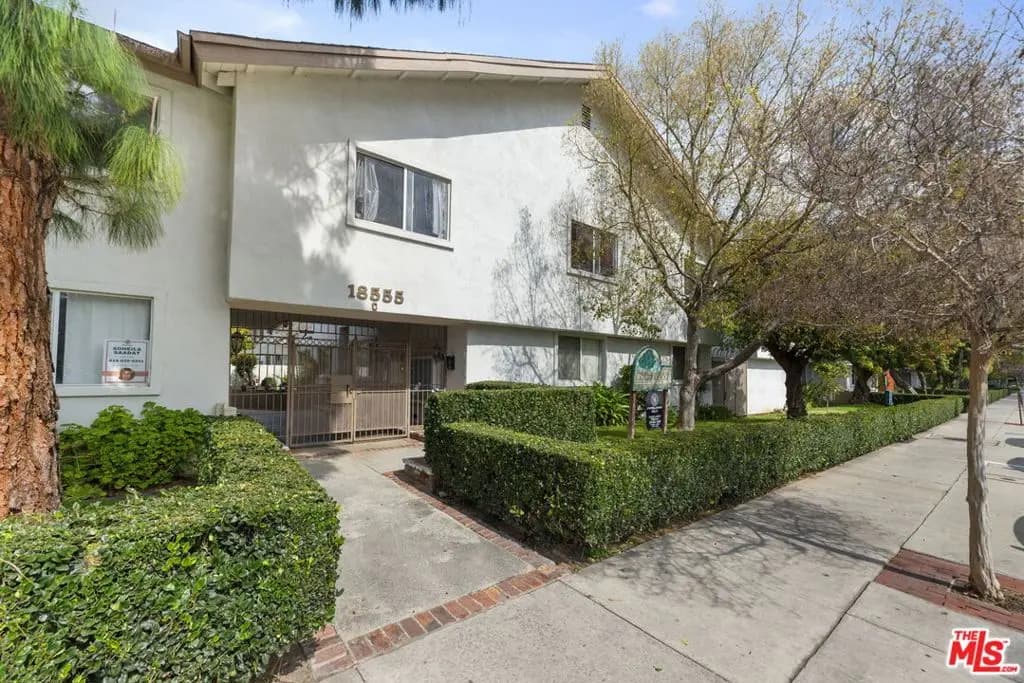 18555 Collins Street C11, Tarzana, CA — listing photo 1