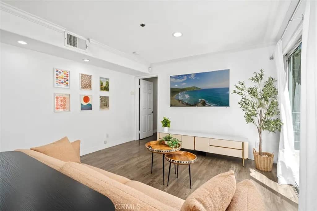 116 S Croft 102, Los Angeles, CA — listing photo 1