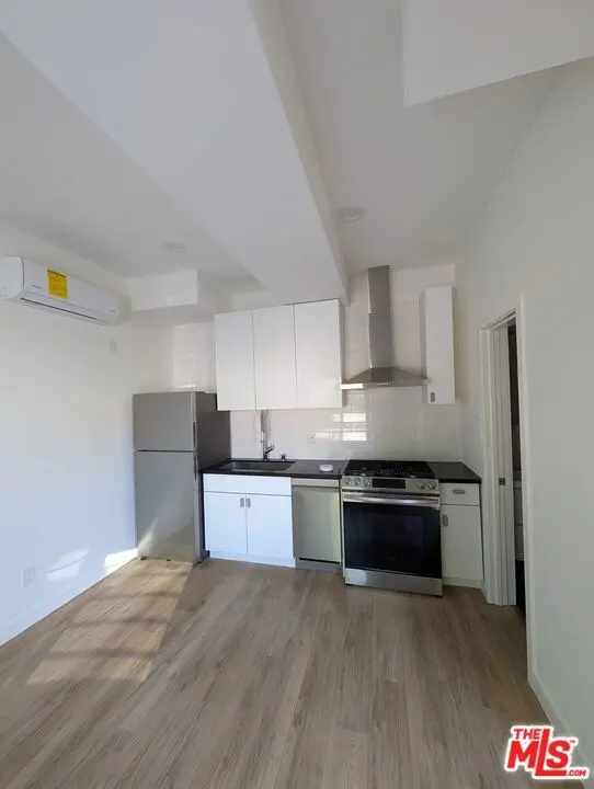 2626 Cloverfield Boulevard 12, Santa Monica, CA — listing photo 1