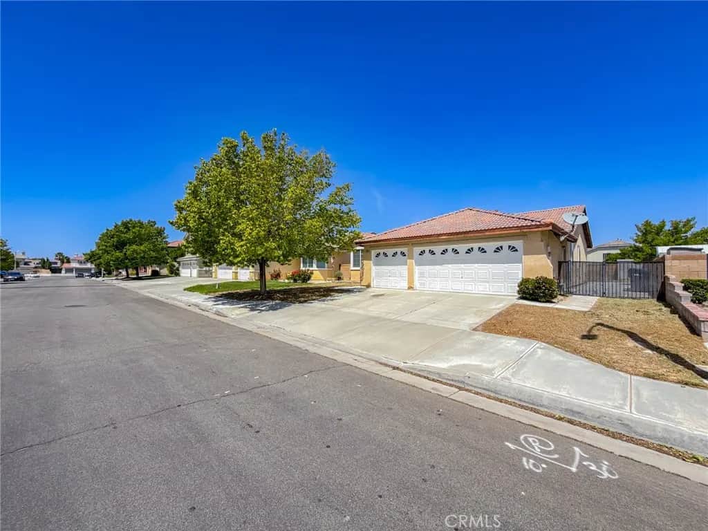 4557 W Avenue J5, Lancaster, CA — listing photo 1
