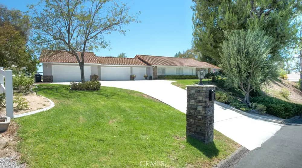 31201 Avenida Del Reposo, Temecula, CA — listing photo 1
