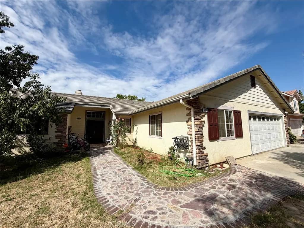 1460 Stratus, San Jacinto, CA — listing photo 1