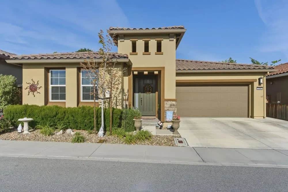 2041 Santoro Way, Hollister, CA — listing photo 1