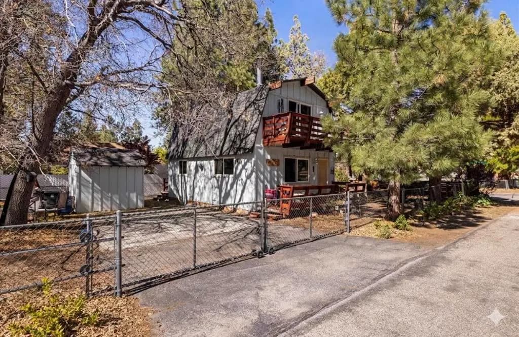 566 Santa Barbara Avenue, Sugarloaf, CA — listing photo 1