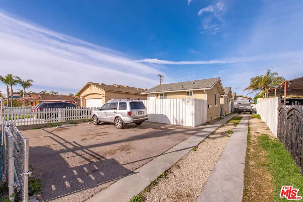117 S Hayes Avenue, Oxnard, CA — listing photo 1