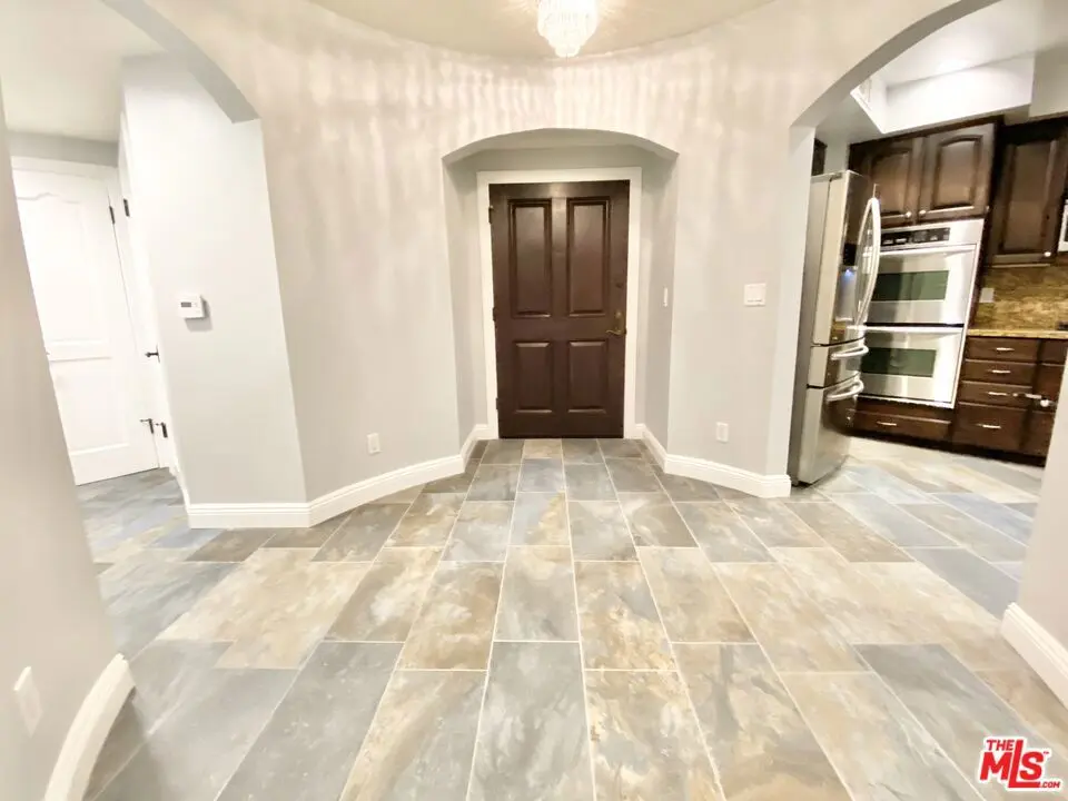 1135 Rexford Dr 102, Los Angeles, CA — listing photo 1