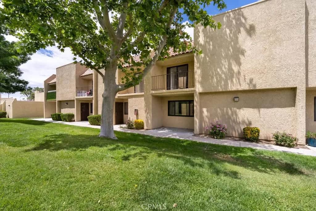 44200 Kingtree 16, Lancaster, CA — listing photo 1
