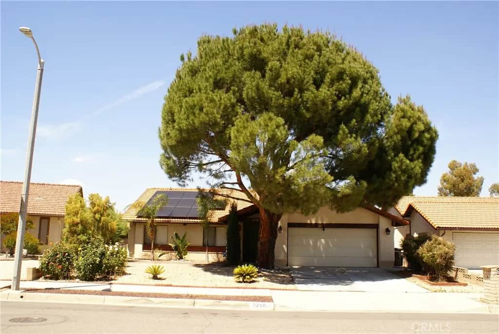 2250 Redwood Drive, Hemet, CA — listing photo 1