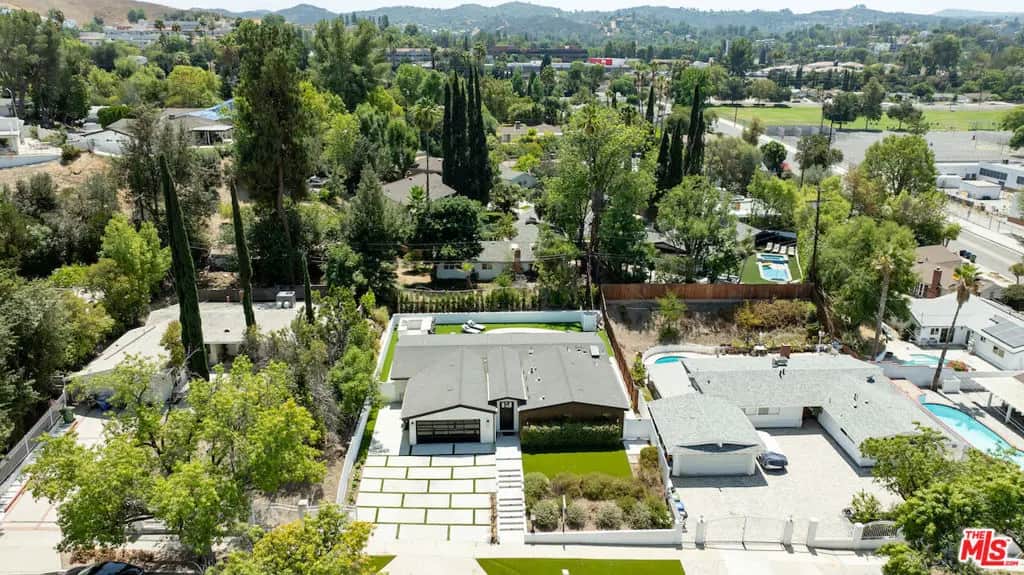20748 Burbank Boulevard, Woodland Hills, CA — listing photo 1