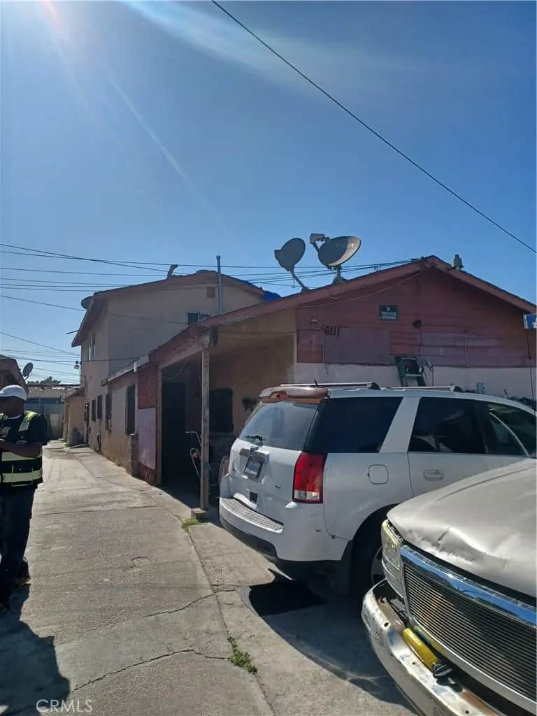 6111 Menlo, Los Angeles, CA — listing photo 1