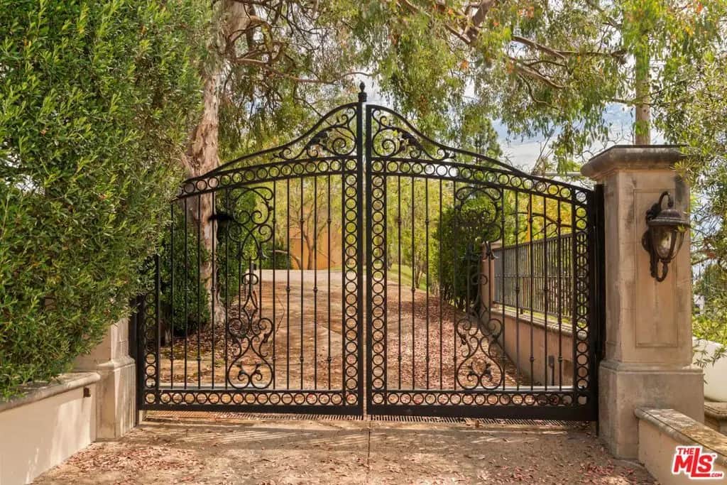 2600 Bowmont Drive, Beverly Hills, CA — listing photo 1