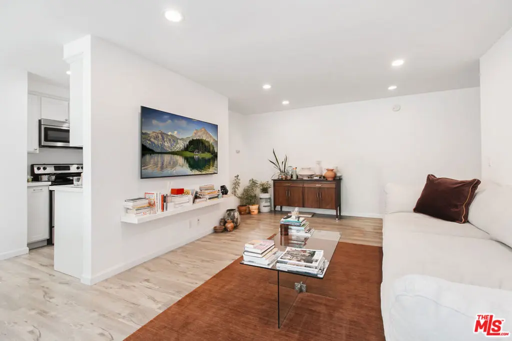 525 N Sycamore Avenue 301, Los Angeles, CA — listing photo 1