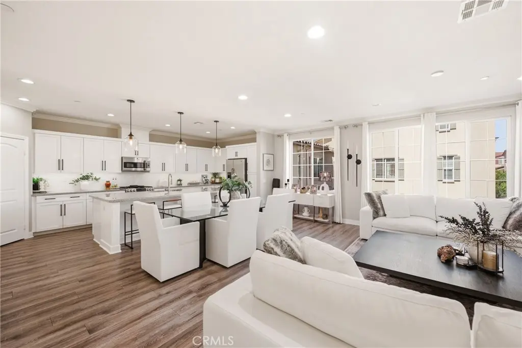442 Stratus 4, Simi Valley, CA — listing photo 1